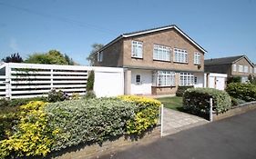 Nicely Decorated 3 Bedroom House Near Heathrow, London