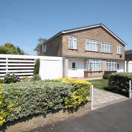 Nicely Decorated 3 Bedroom House Near Heathrow, London Staines-upon-Thames Exterior photo
