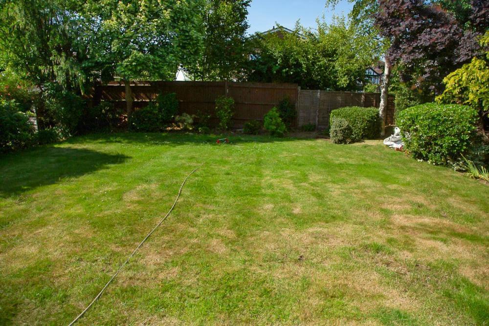 Nicely Decorated 3 Bedroom House Near Heathrow, London Staines-upon-Thames Exterior photo