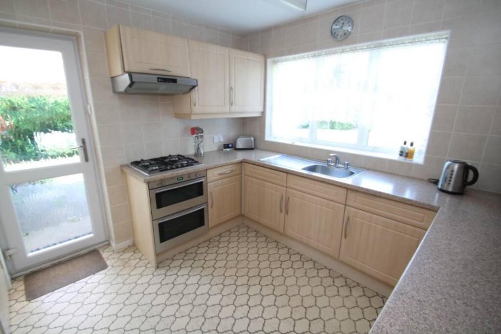 Nicely Decorated 3 Bedroom House Near Heathrow, London Staines-upon-Thames Exterior photo