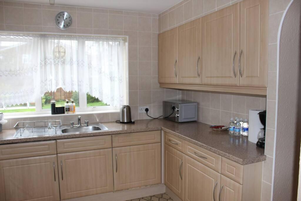 Nicely Decorated 3 Bedroom House Near Heathrow, London Staines-upon-Thames Exterior photo
