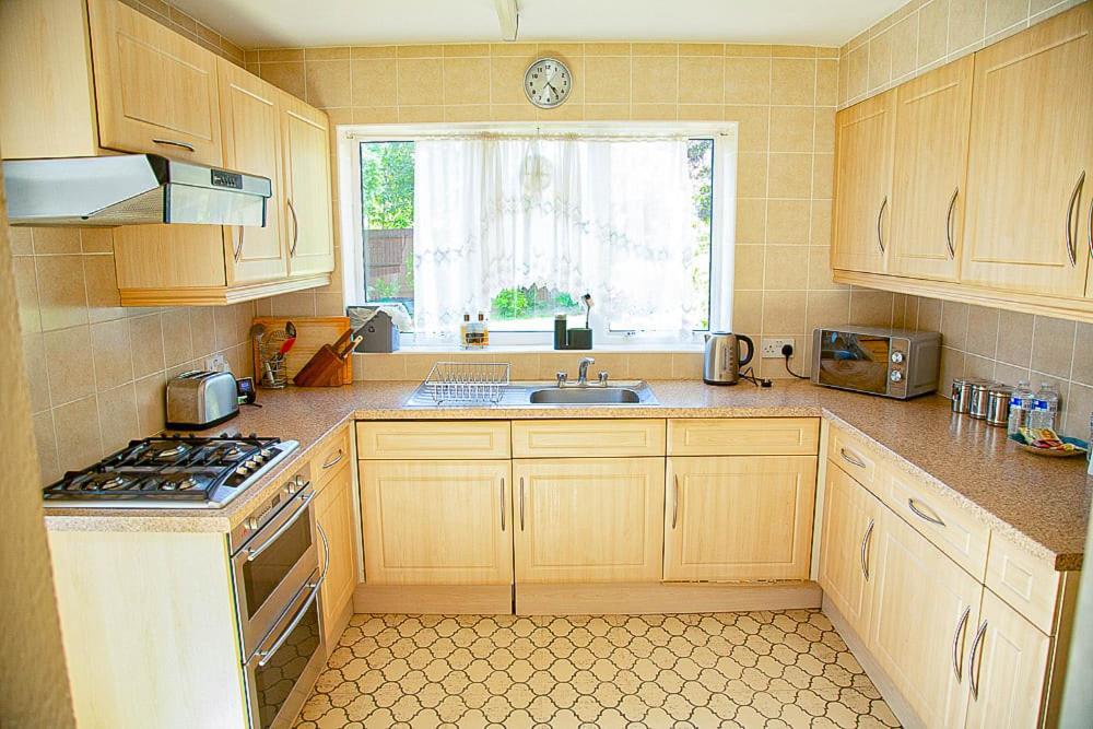 Nicely Decorated 3 Bedroom House Near Heathrow, London Staines-upon-Thames Exterior photo