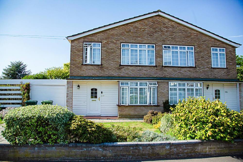 Nicely Decorated 3 Bedroom House Near Heathrow, London Staines-upon-Thames Exterior photo