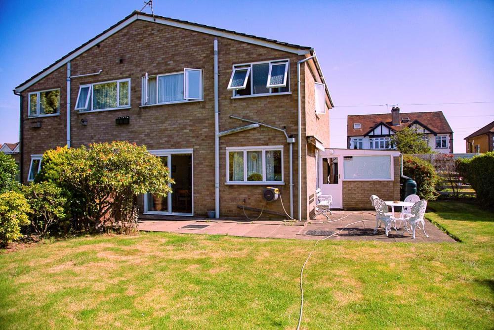 Nicely Decorated 3 Bedroom House Near Heathrow, London Staines-upon-Thames Exterior photo