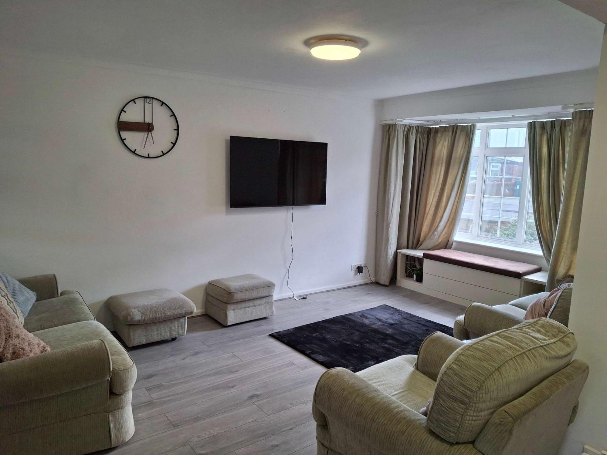 Nicely Decorated 3 Bedroom House Near Heathrow, London Staines-upon-Thames Exterior photo