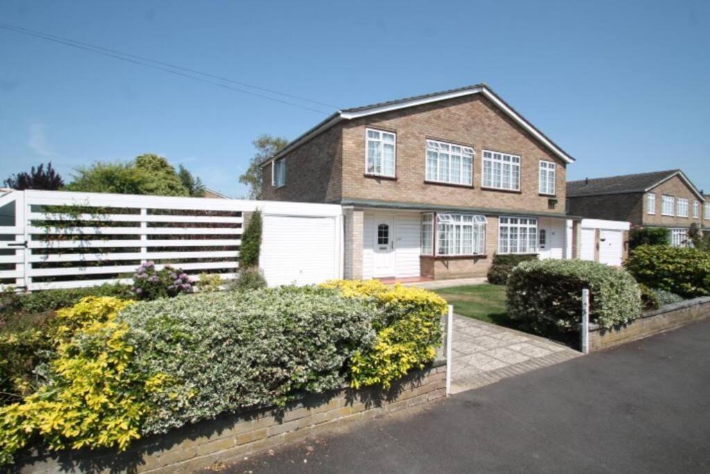 Nicely Decorated 3 Bedroom House Near Heathrow, London Staines-upon-Thames Exterior photo
