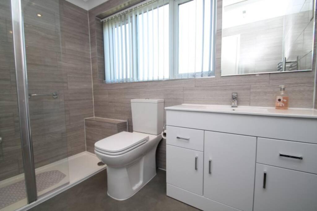 Nicely Decorated 3 Bedroom House Near Heathrow, London Staines-upon-Thames Exterior photo