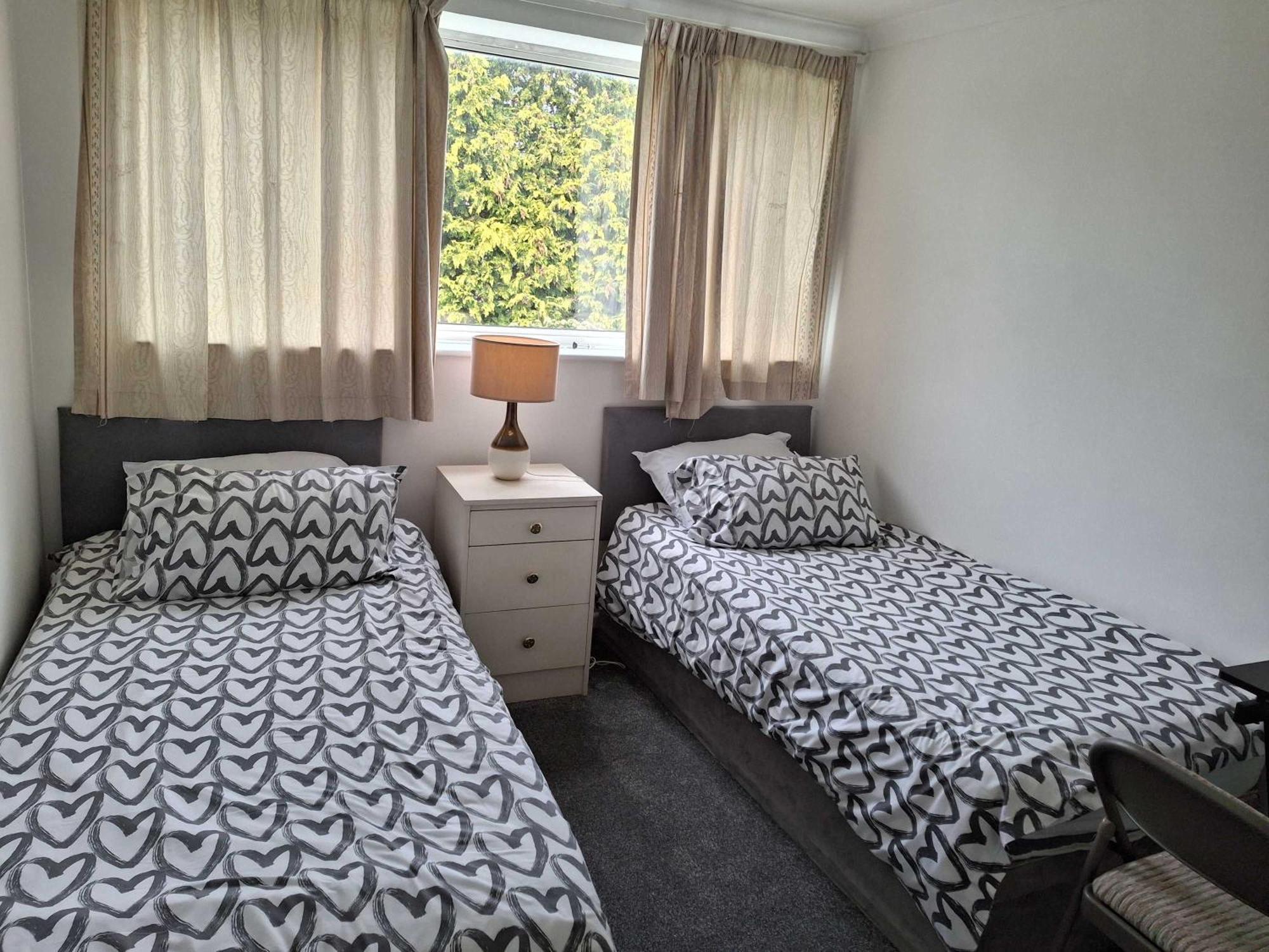 Nicely Decorated 3 Bedroom House Near Heathrow, London Staines-upon-Thames Exterior photo
