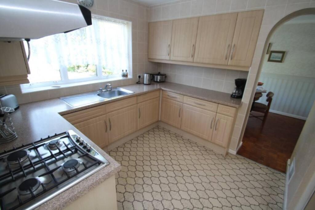 Nicely Decorated 3 Bedroom House Near Heathrow, London Staines-upon-Thames Exterior photo