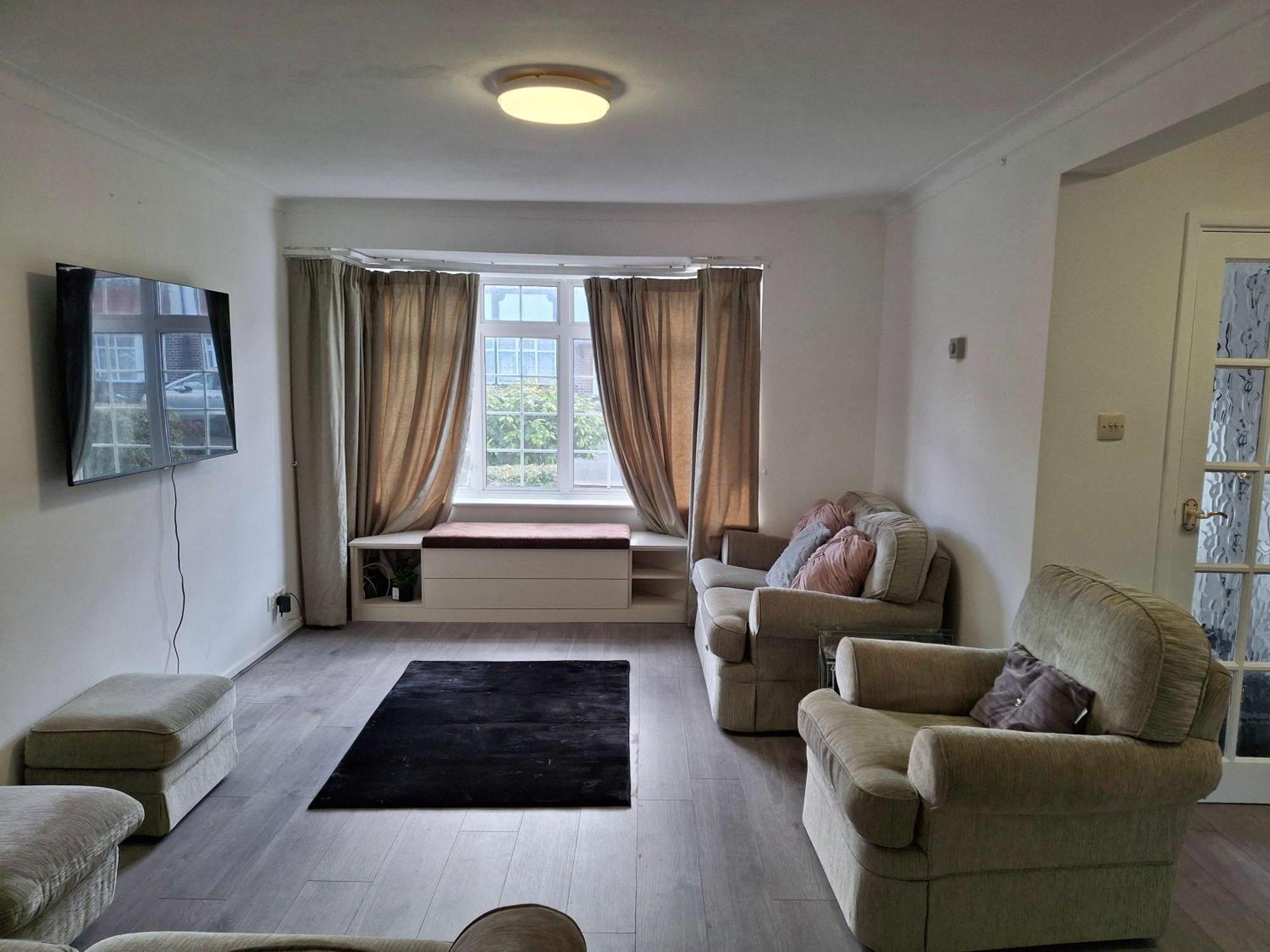 Nicely Decorated 3 Bedroom House Near Heathrow, London Staines-upon-Thames Exterior photo