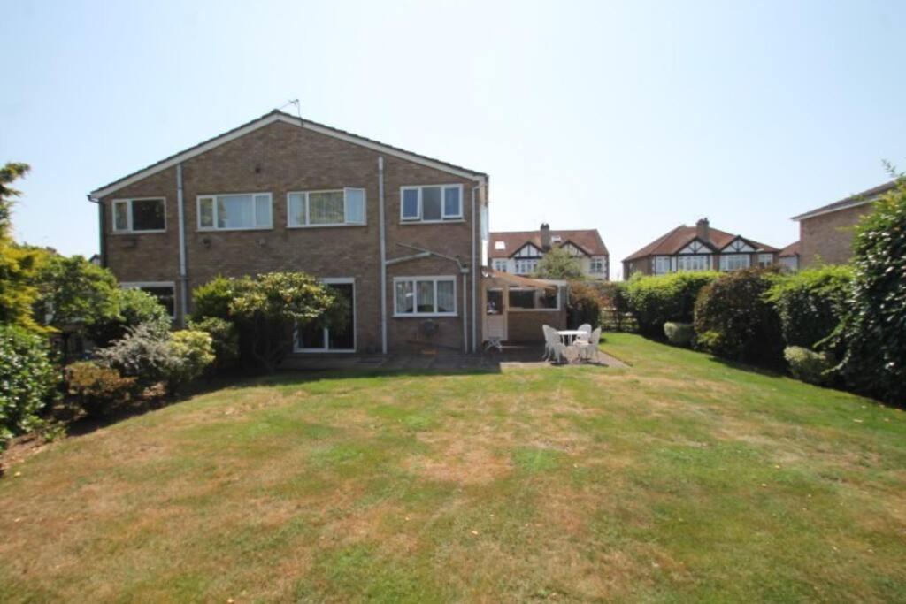 Nicely Decorated 3 Bedroom House Near Heathrow, London Staines-upon-Thames Exterior photo