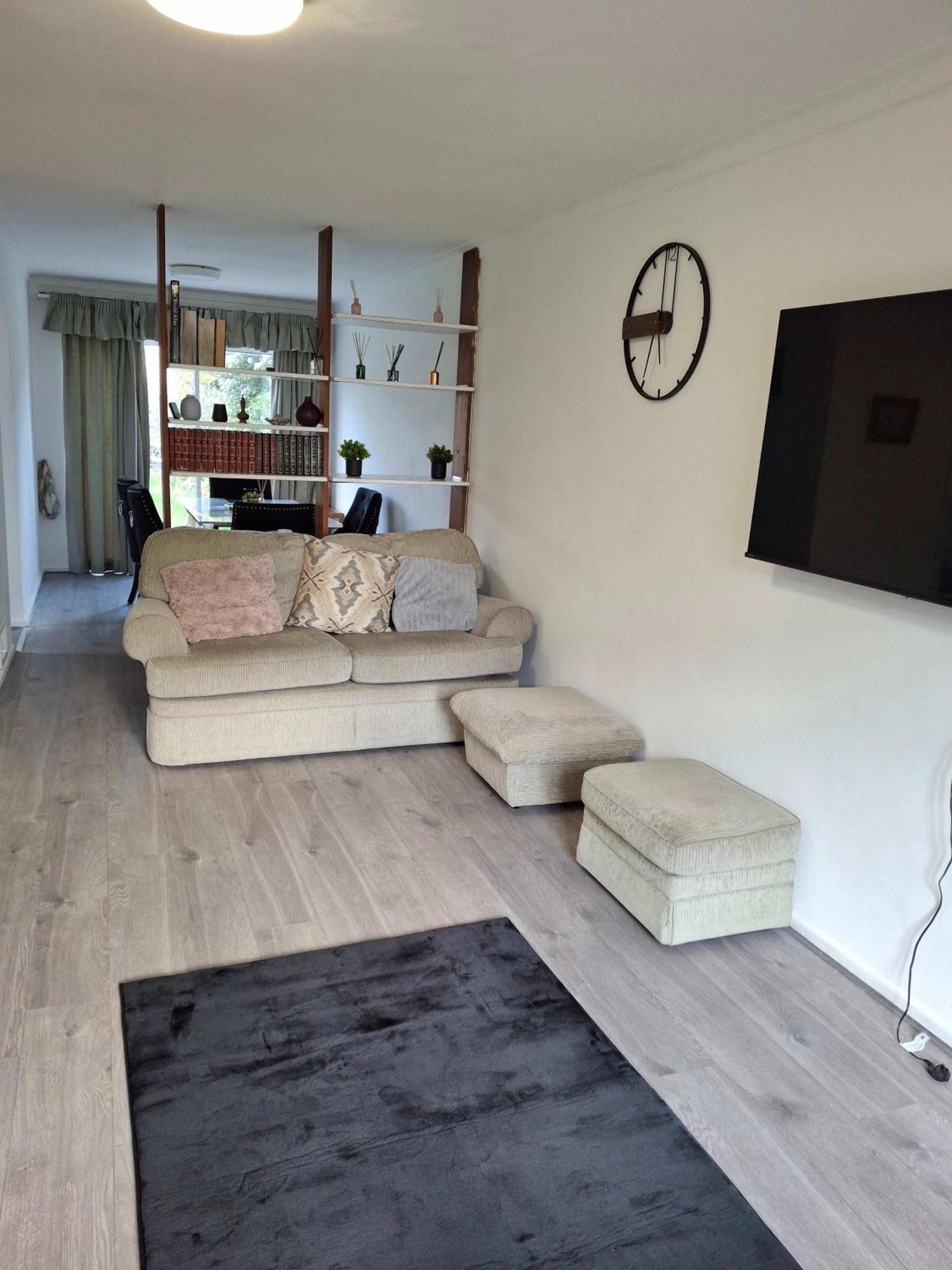 Nicely Decorated 3 Bedroom House Near Heathrow, London Staines-upon-Thames Exterior photo
